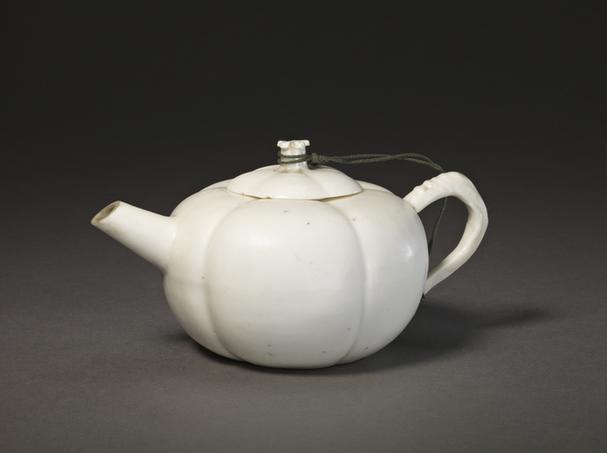 德化窑白釉瓜棱小壶