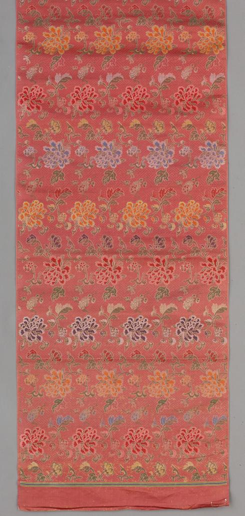 绛色地曲水折枝牡丹纹织金锦