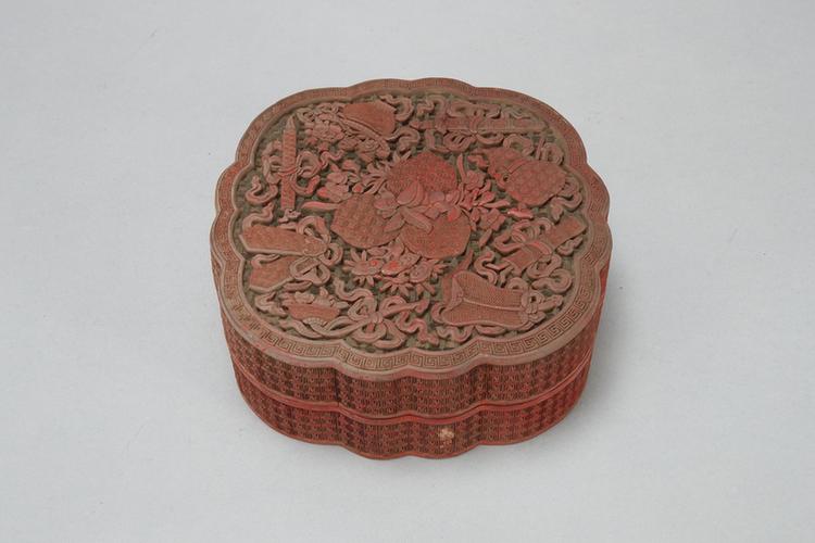 剔红暗八仙纹柿式盒