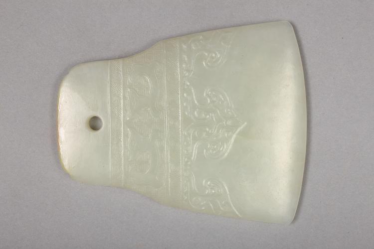 乾隆款白玉饕餮夔龙纹钟式佩