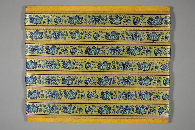 米色缎地织金三蓝牡丹纹绦