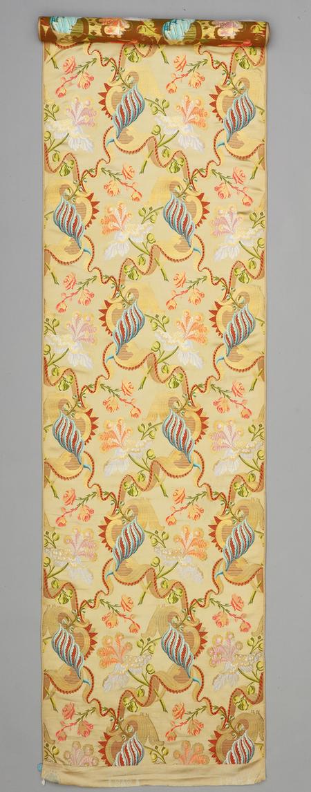 浅驼色大洋花纹妆花缎