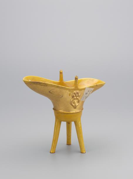 乾隆款黄釉涂金爵