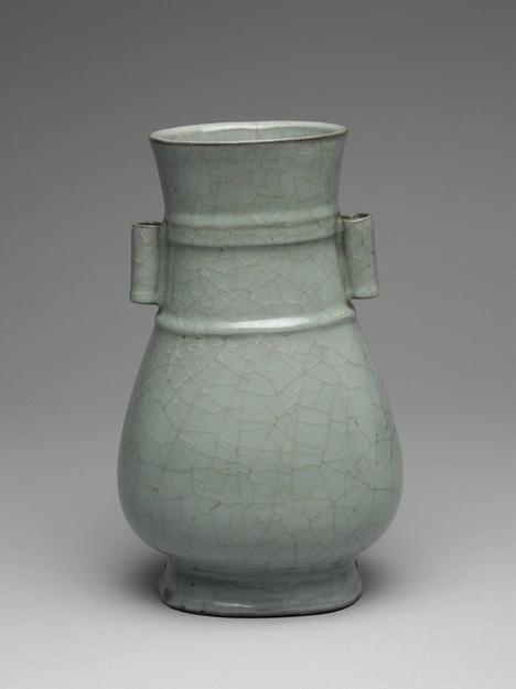 青瓷弦纹贯耳壶