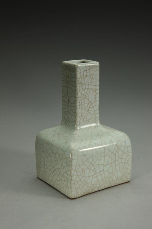 仿哥釉直颈方瓶