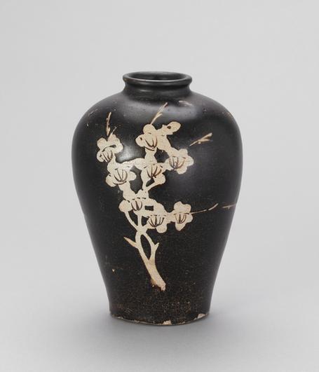 刻梅花瓷瓶