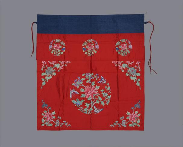 红色缎绣玉堂富贵纹桌围