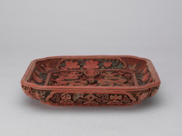 乾隆款剔彩海水双龙纹方形委角盘