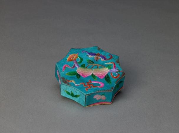 湖色缎绣万福寿如意纹活计-粉盒