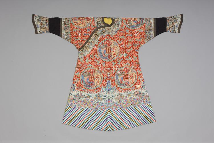 红色绸绣金双喜万字地五彩云蝠鹤八团龙凤纹女棉袍