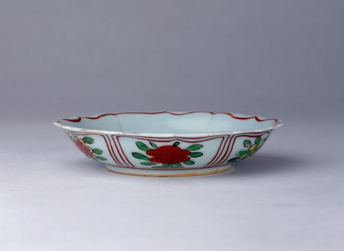 五彩里云龙外折枝花纹菱花式盘