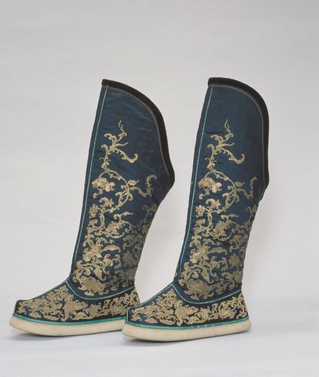 青色花卉纹织金缎尖底靴