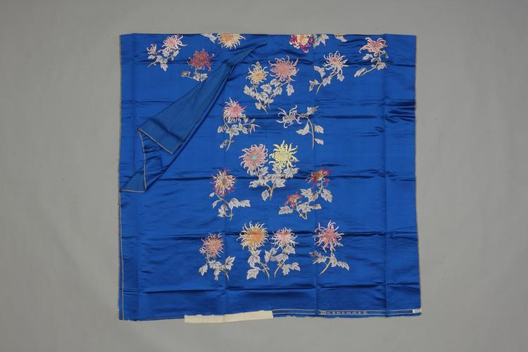 品月色缎绣浅彩整枝菊花纹袍料