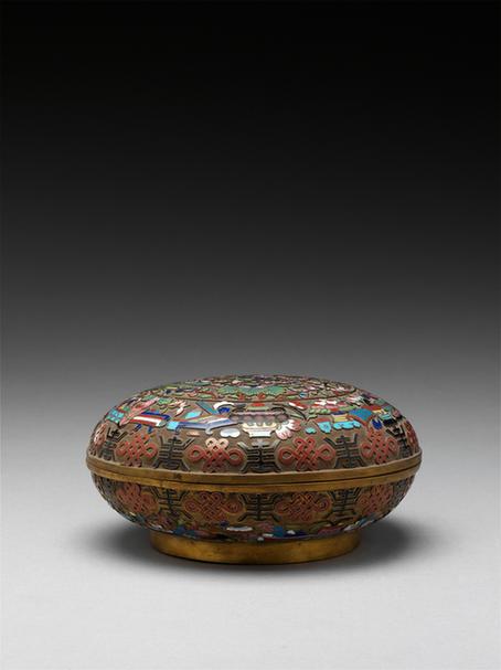 掐丝珐琅花蝶博古图圆盒