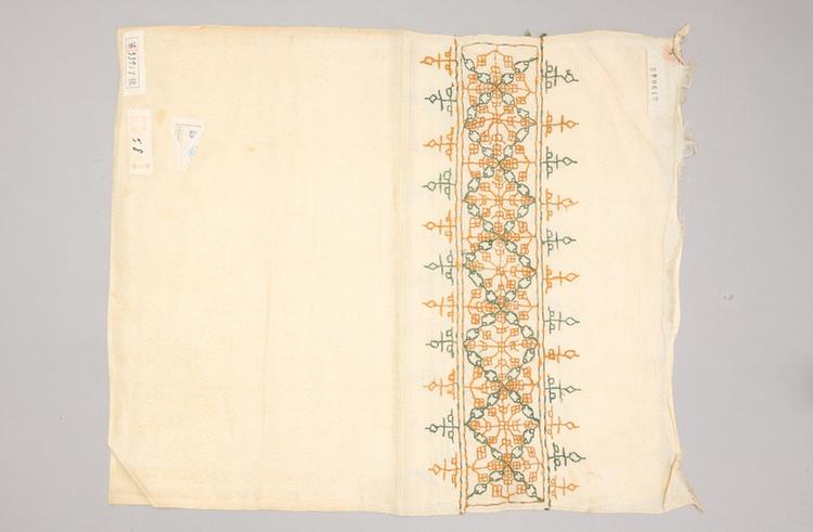 白色绸绣花回回手巾料