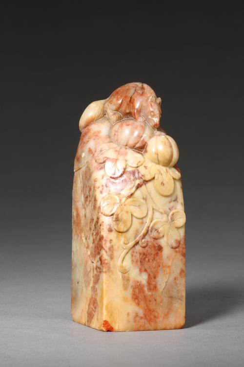 “砚池笔架小江山”瓜鼠钮花寿山石章