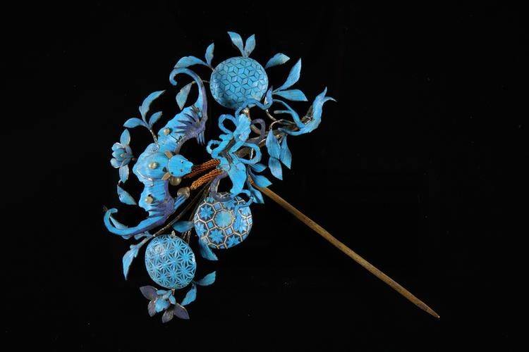 点翠花卉鸟蝶纹头花