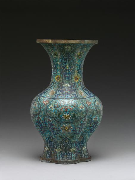 掐丝珐琅夔龙福寿纹海棠式瓶