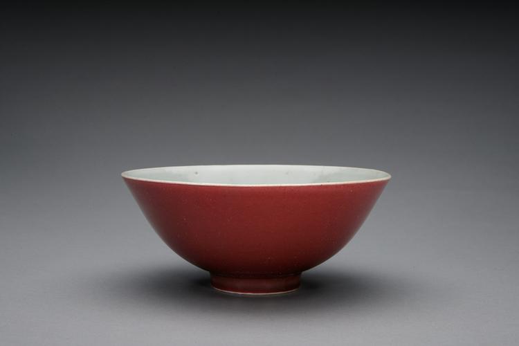 乾隆款祭红釉白里撇口碗