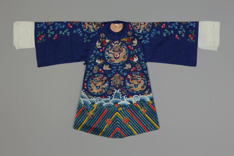 茄紫色缎绣彩云蝠鹤金十团龙皮球花纹男蟒