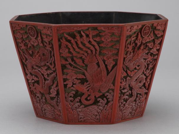 乾隆款剔红万年如意龙凤纹八方盆