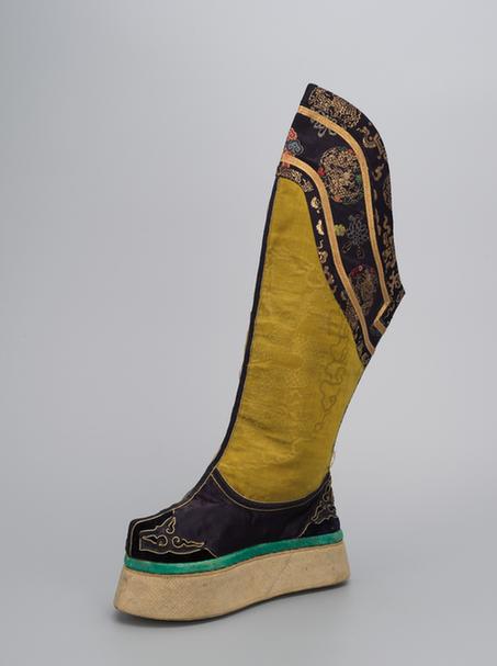 香色缎钉云纹头尖底靴