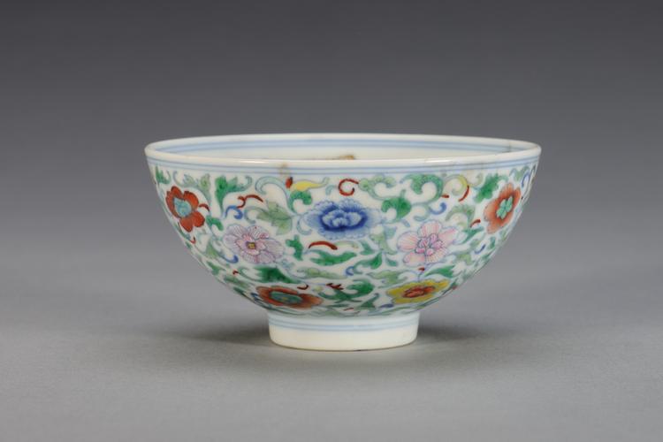 雍正款斗彩攒花纹小碗