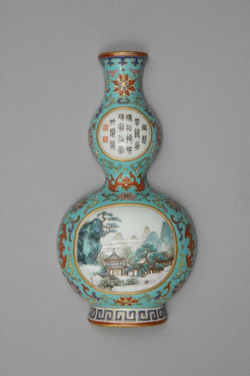 乾隆款绿地粉彩缠枝莲开光诗句山水图壁瓶