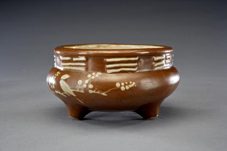 酱釉白花梅鹊八卦纹三足炉