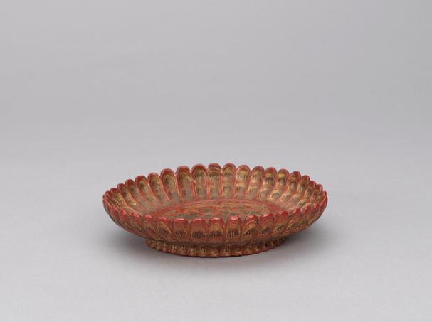 嘉靖款戗金彩漆花卉龙纹菊瓣式盘