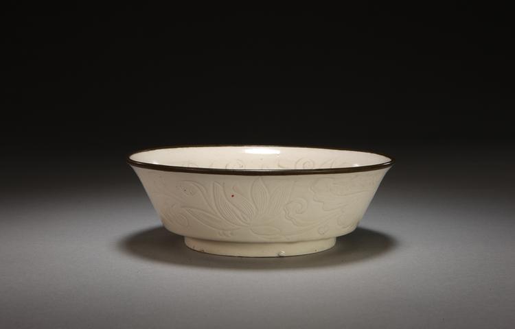 定窑白釉刻莲花纹折腰碗