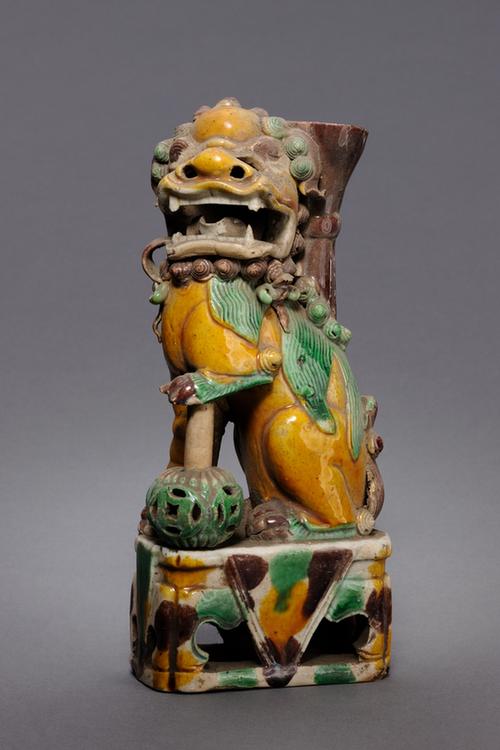 素三彩扶球蹲狮