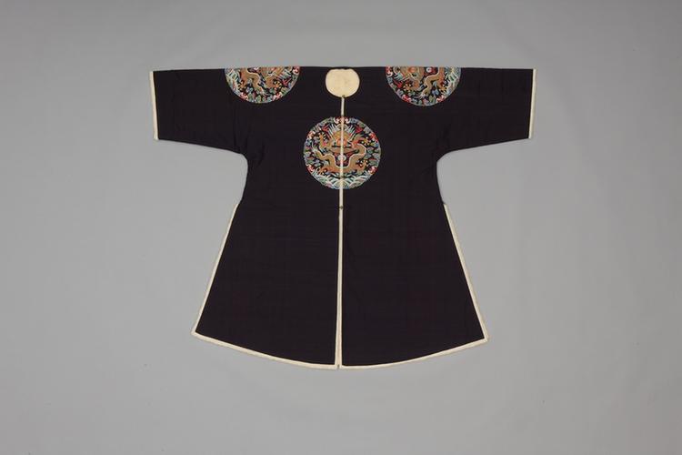 石青色缂丝四团彩云金龙纹银鼠皮衮服