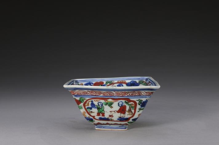 嘉靖款五彩婴戏图方斗杯