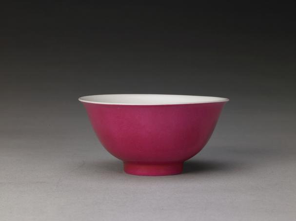 雍正款里白釉暗划云龙纹外胭脂水釉碗