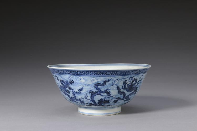 青花九龙闹海纹碗