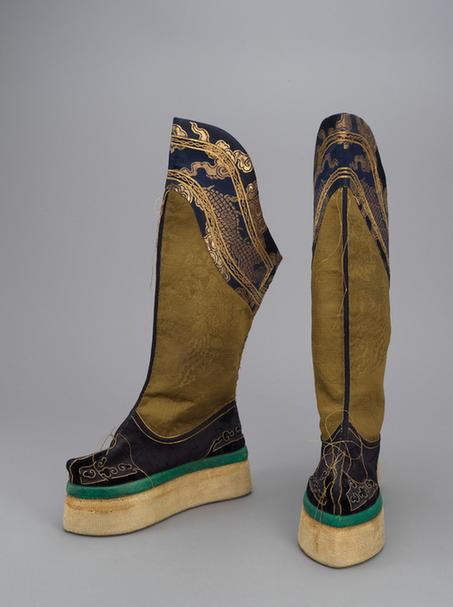 香色缎筒石青缎帮云纹头尖底靴