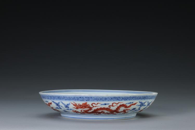 青花矾红彩海水云龙纹盘