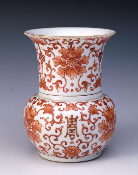 道光款白地矾红彩“寿”字缠枝莲纹渣斗