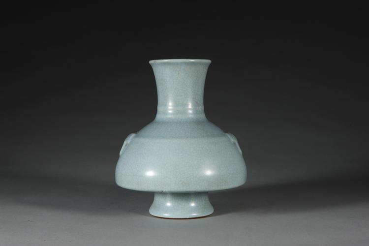 雍正款仿汝釉象耳弦纹瓶