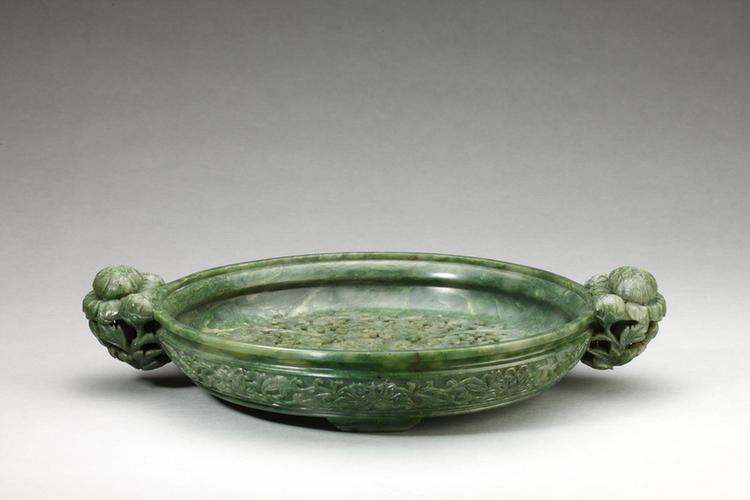 乾隆款碧玉缠枝莲纹花耳四足洗