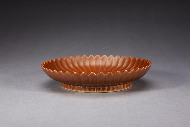 雍正款酱釉菊瓣盘