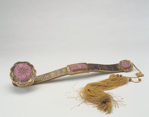 乾隆款祭蓝釉描金凸雕粉彩缠枝莲寿字纹如意