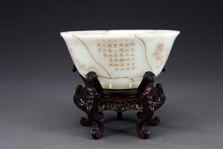 白玉填金花卉诗句葵瓣碗