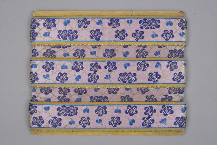 雪灰色缎地织金三蓝冰梅纹绦