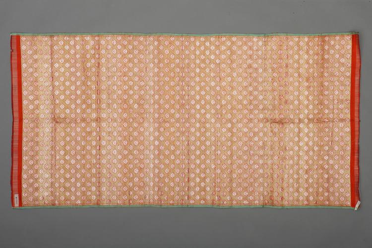 大红色地金斜线银花勾边纹回回锦