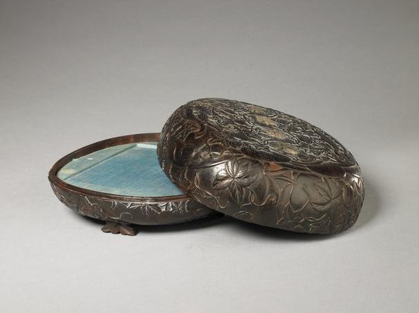 紫檀雕缠枝瓜果纹椭圆盒