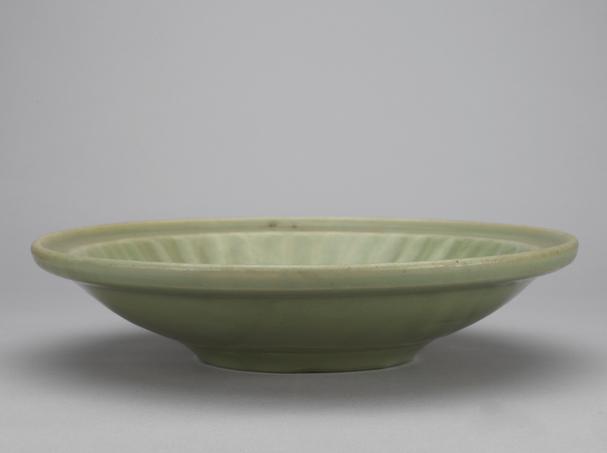 龙泉窑青釉印花菊瓣盘