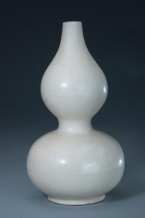 彭城窑白釉划花缠枝莲纹葫芦瓶