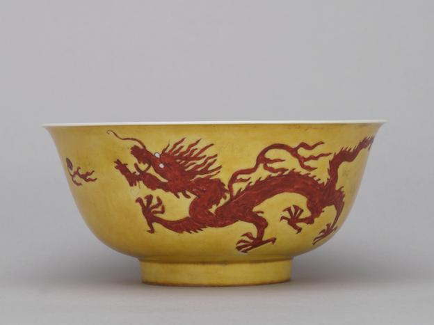 黄地红彩二龙赶珠纹碗